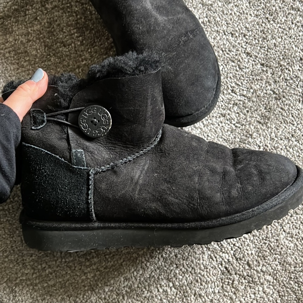 UGG black mini Bailey button size 9.